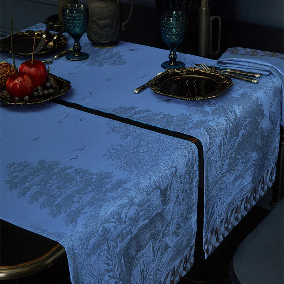 Le Jacquard Francais Foret Enchantee Celeste / Blue Tischläufer 
