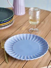 Bloomingville Latina Teller – Großer Steinzeug-Teller in Hellblau mit gewelltem Rand (27 cm)