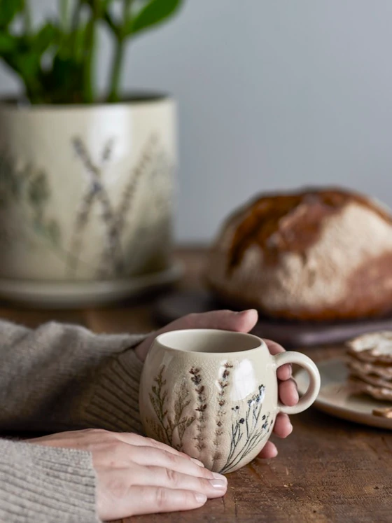 Trinkbecher Steingut Bea Natur Bloomingville – Unikat mit Blumenmotiv