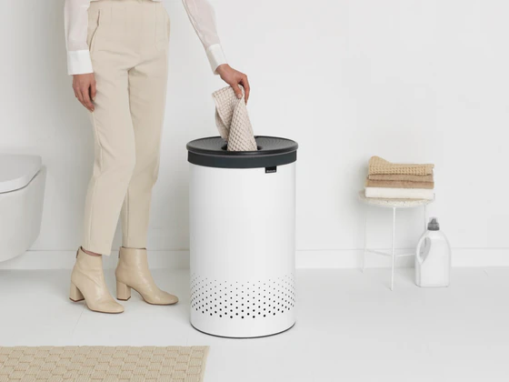 Wäschebox Kunststoffdeckel 60L Dark Grey brabantia – Cleverer Einwurf