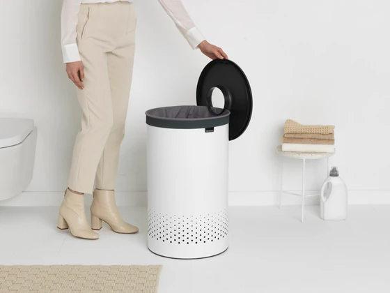 Wäschebox Kunststoffdeckel 60L Dark Grey brabantia – Cleverer Einwurf