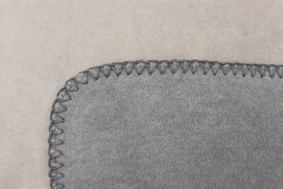 Wohndecke Biederlack Great Stone – Hautfreundlich & Pflegeleicht