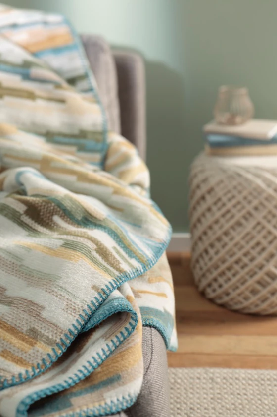 Wohndecke Biederlack Mission Teal – Weich & Zierstich-Akzent