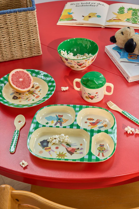 Kinderteller Melamin Hero Print Grün Rice by Rice – BPA-frei