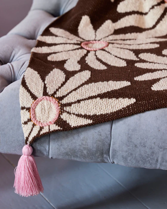 Strickdecke Rice by Rice Schokoladenbraun Blumenmuster Baumwolle