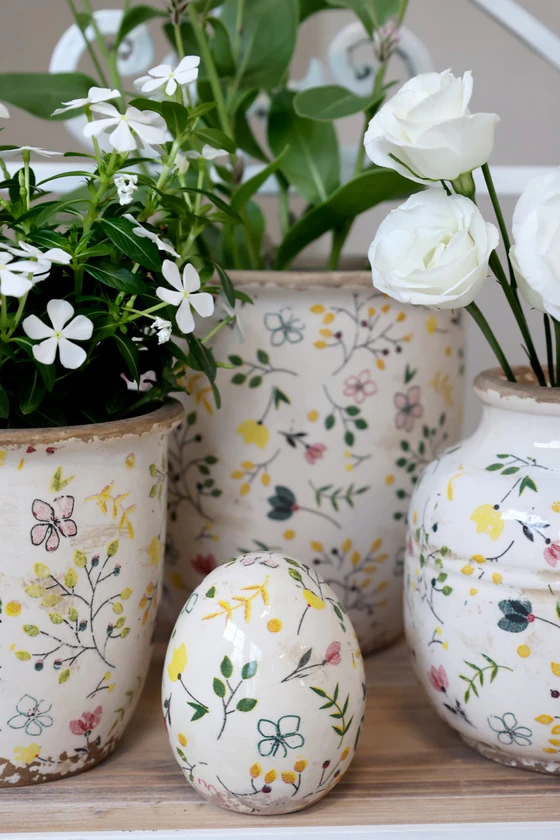 Dekoratives Keramik-Ei Chic Antique Cavaillon Creme Blumenmotiv