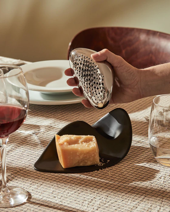 Alessi Forma ZH03 Reibe – Edelstahl 18/10 mit Melaminauflage